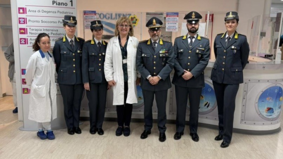 Novara, Gdf: doni alla Pediatria dell'Aou in vista delle festività pasquali